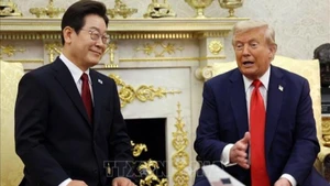 Tổng thống Mỹ Donald Trump (bên phải) trong cuộc gặp Tổng thống Hàn Quốc Lee Jae Myung tại Washington DC, ngày 25/8/2025. (Ảnh: YONHAP/TTXVN)