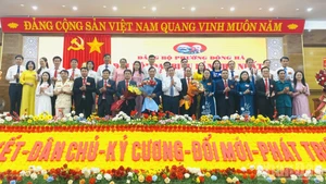 Ủy viên dự khuyết Trung ương Đảng, Phó Bí thư Thường trực Tỉnh ủy Quảng Trị Nguyễn Long Hải tặng hoa chúc mừng Ban Chấp hành Đảng bộ phường Đông Hà, nhiệm kỳ 2025-2030.