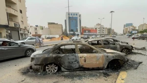 Các phương tiện bị phá hủy do giao tranh tại Tripoli, Libya ngày 14/5/2025. (Ảnh: THX/TTXVN)