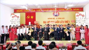 Đồng chí Trần Lưu Quang, Bí thư Trung ương Đảng, Trưởng Ban Chính sách, chiến lược Trung ương chức mừng Ban chấp hành Đảng bộ xã Vĩnh Hải ra mắt Đại hội. (Ảnh: TTXVN)