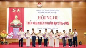 Lãnh đạo tỉnh Phú Thọ tặng bằng khen cho học sinh có thành tích xuất sắc trong Kỳ thi tốt nghiệp trung học phổ thông năm 2025. 