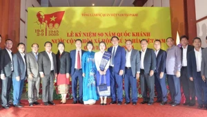 Các đại biểu chụp ảnh kỷ niệm tại Lễ kỷ niệm 80 năm Quốc khánh nước CHXHCN Việt Nam. (Ảnh: Đỗ Bá Thành/TTXVN)