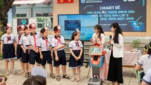 Chuyên đề “Ứng dụng AI trong dạy và học tiếng Anh cho học sinh lớp 5” tại Trường tiểu học Trương Định, Quận 12, Thành phố Hồ Chí Minh. (Ảnh: XUÂN QUÝ)