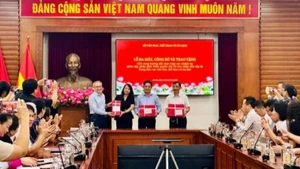 Đại diện Bộ Văn hóa, Thể thao và Du lịch trao tặng cẩm nang cho đại diện các địa phương.