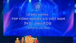 Đồng chí Nguyễn Thị Thanh - Phó Chủ tịch Quốc hội tặng hoa chúc mừng chương trình.