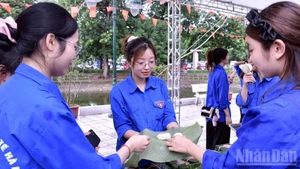 Các bạn trẻ hào hứng thưởng thức món bánh dầy đặc sản Quán Gánh (Hà Nội) tại Ngày hội.