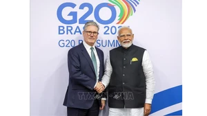 Thủ tướng Ấn Độ Narendra Modi và Thủ tướng Anh Keir Starmer. (Ảnh tư liệu: TTXVN)