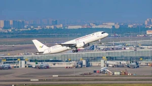 Máy bay cất cánh tại sân bay quốc tế ở Thượng Hải, Trung Quốc. (Ảnh minh hoạ: XINHUA)