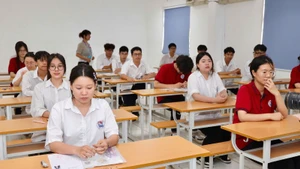 Thí sinh trước giờ làm bài thi môn Ngữ văn tại điểm thi Trường THPT Hai Bà Trưng (tỉnh Vĩnh Phúc). (Ảnh: NGUYÊN KHÔI)