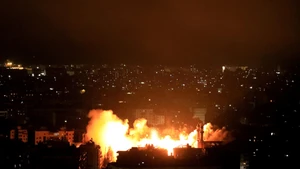 Khói lửa bốc lên sau cuộc không kích của Israel xuống ngoại ô của Beirut, Liban ngày 5/6/2025. (Ảnh: THX/TTXVN)