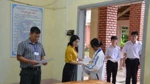 Thí sinh tại điểm thi Trường trung học phổ thông Pleiku làm thủ tục thi.