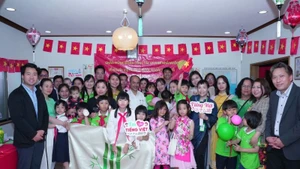 Đoàn công tác của Ủy ban Nhà nước về người Việt Nam ở nước ngoài đến thăm và làm việc tại Trường Việt ngữ Cây Tre (Kansai, Nhật Bản).