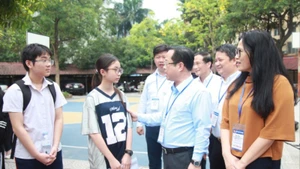Giám đốc Sở Giáo dục và Đào tạo Hà Nội thăm hỏi, động viên các thí sinh dự thi vào lớp 10 tại điểm thi Trường trung học phổ thông Yên Hòa.