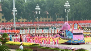 Phụ nữ Việt Nam tham gia diễu hành mừng kỷ niệm 70 năm thành lập nước. (Ảnh: Vũ Hoa)