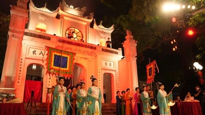 Tour đêm “Tiếng chuông Trấn Vũ” bước đầu tạo ấn tượng tốt đẹp với khách du lịch. (Ảnh: GIANG NAM)