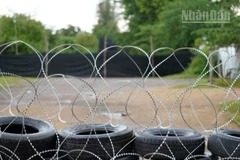 Hàng rào biên giới bằng dây thép gai và lốp xe, được chụp từ phía Banteay Meanchey, Campuchia ngày 29/8/2025. (Ảnh: ĐINH TRƯỜNG)