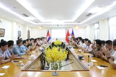 Đông đảo cán bộ, nhân viên Đại sứ quán, đại diện cộng đồng kiều bào, doanh nghiệp, lưu học sinh tại Campuchia tham gia lễ quyên góp. (Ảnh: HUY VŨ)