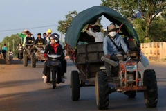 Người dân Campuchia sơ tán tránh xung đột ngày 8/12/2025. (Ảnh: Bộ Thông tin Campuchia)