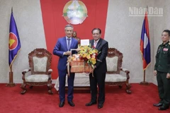 Đại sứ Nguyễn Minh Vũ (trái) chúc mừng Đại sứ Lào Buakeo Phumvongsay nhân kỷ niệm 50 năm Quốc khánh Lào. (Ảnh: Đại sứ quán Việt Nam tại Campuchia)