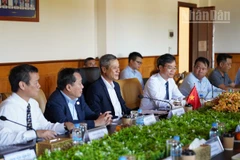 Đại sứ Nguyễn Minh Vũ và đoàn công tác tại buổi làm việc với chính quyền tỉnh Mondulkiri, địa phương cách thủ đô Phnom Penh khoảng 360 km. (Ảnh: ĐINH TRƯỜNG)