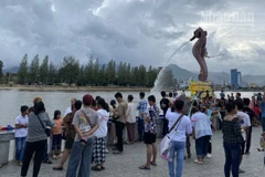 Người dân tận hưởng kỳ nghỉ lễ tại khu vực dọc bờ sông ở trung tâm Kampot, thủ phủ của tỉnh lỵ cùng tên, cách Thủ đô Phnom Penh khoảng 150km về phía tây nam. (Ảnh: ĐINH TRƯỜNG)