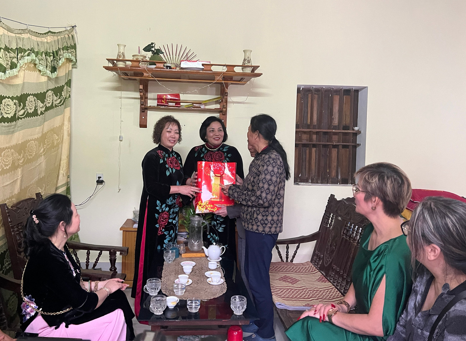 Phó Chủ tịch Liên hiệp Hội phụ nữ Việt Nam tại Cộng hòa Liên bang Đức Nguyễn Thị Hải Vân và Chủ tịch Hội Liên hiệp phụ nữ tỉnh Nghệ An Nguyễn Thị Quỳnh Hoa thăm hỏi, động viên trẻ mồ côi có hoàn cảnh khó khăn. Ảnh: Tôn Thất Quốc Thiện.