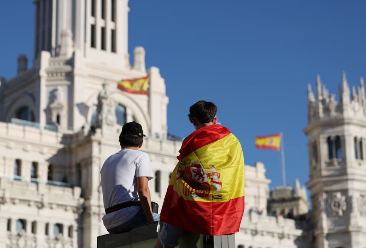 Quảng trường Plaza Cibeles chật kín người hâm mộ Tây Ban Nha mừng chức vô địch EURO 2024. (Ảnh: Reuters)