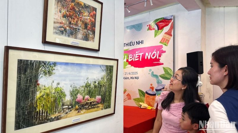 Họa sĩ Nguyễn Thu Huyền ghi dấu ấn riêng với dòng tranh vải, ngoài ra còn tham gia viết sách và giảng dạy mỹ thuật.
