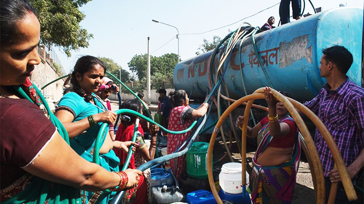 Người dân Ấn Độ xếp hàng lấy nước sinh hoạt. Ảnh: GETTY