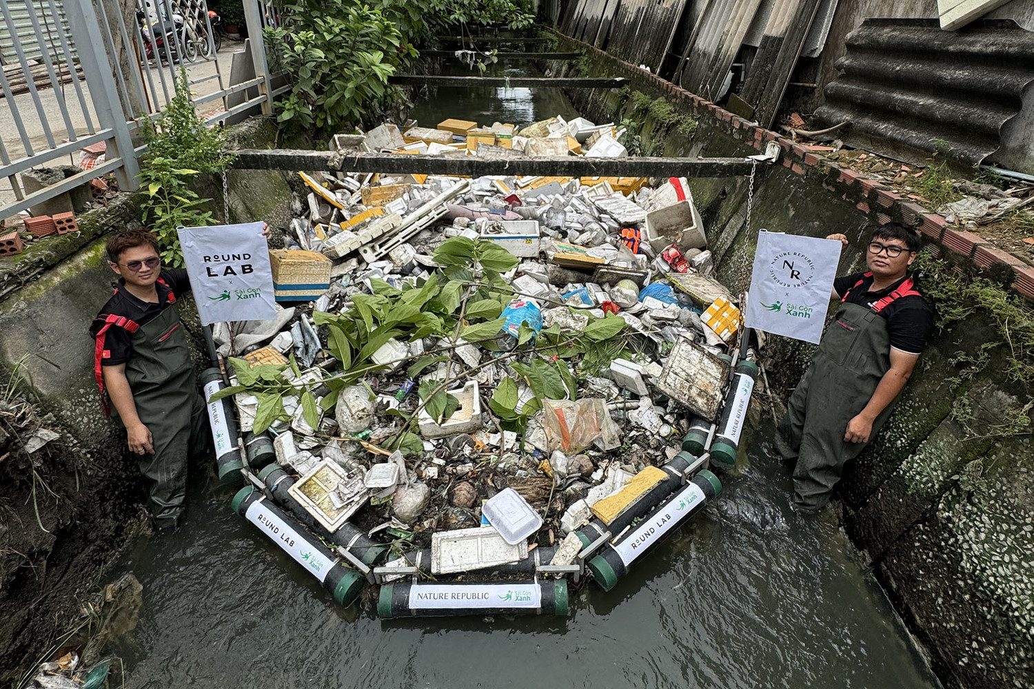 Một dòng kênh được các bạn tình nguyện viên chung sức làm sạch.