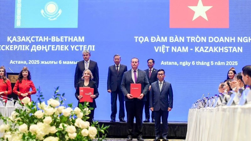 Vietjet Qazaqstan dự kiến sẽ khai thác ít nhất 20 tàu bay Boeing 737, mở rộng mạnh mẽ mạng bay nội địa và quốc tế. Vietjet Qazaqstan dự kiến sẽ khai thác ít nhất 20 tàu bay Boeing 737, mở rộng mạnh mẽ mạng bay nội địa và quốc tế.