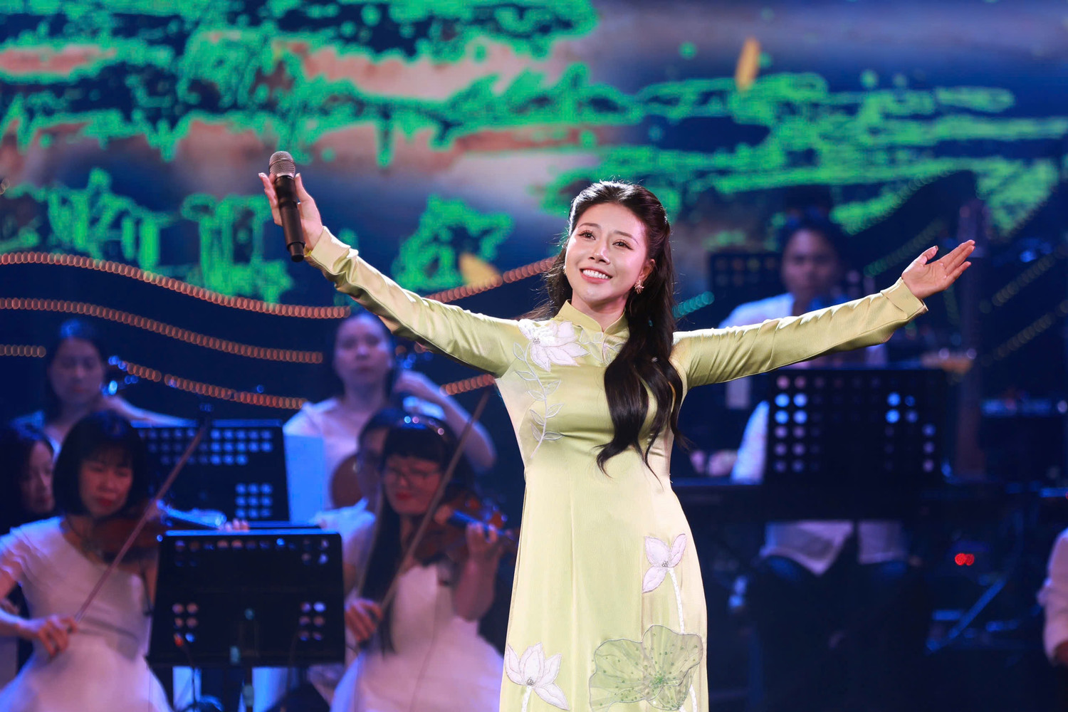 Những ca khúc mùa thu đã mang lại cảm xúc về một thời khắc hào hùng của Thủ đô cách đây 70 năm khi các đoàn quân tiến về Hà Nội.