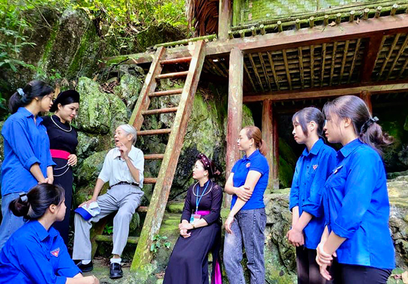 Lán Hang Bòng đơn sơ nhưng là di tích rất quan trọng của lịch sử cách mạng Việt Nam.