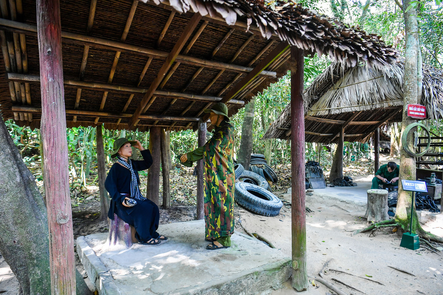 Giây phút trầm tư của một cựu chiến binh khi tham quan địa đạo Củ Chi.