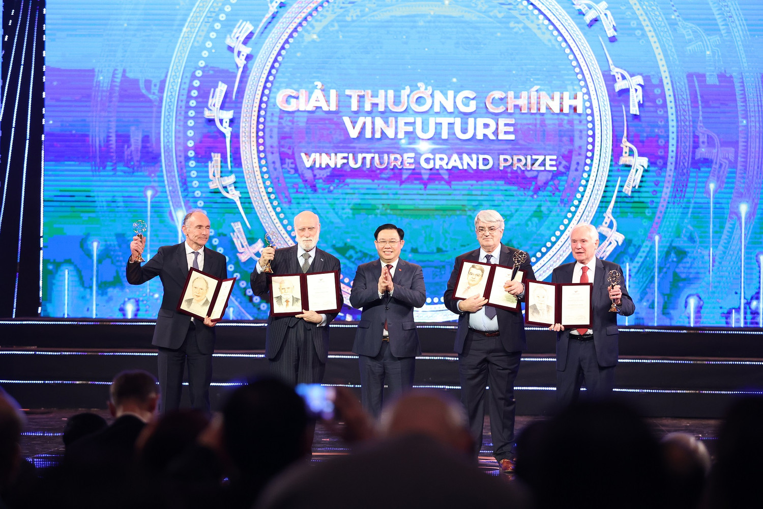 Giáo sư Sir Richard Henry Friend, Chủ tịch Hội đồng Giải thưởng VinFuture trao Giải Đặc biệt Dành cho nhà khoa học nghiên cứu các lĩnh vực mới.