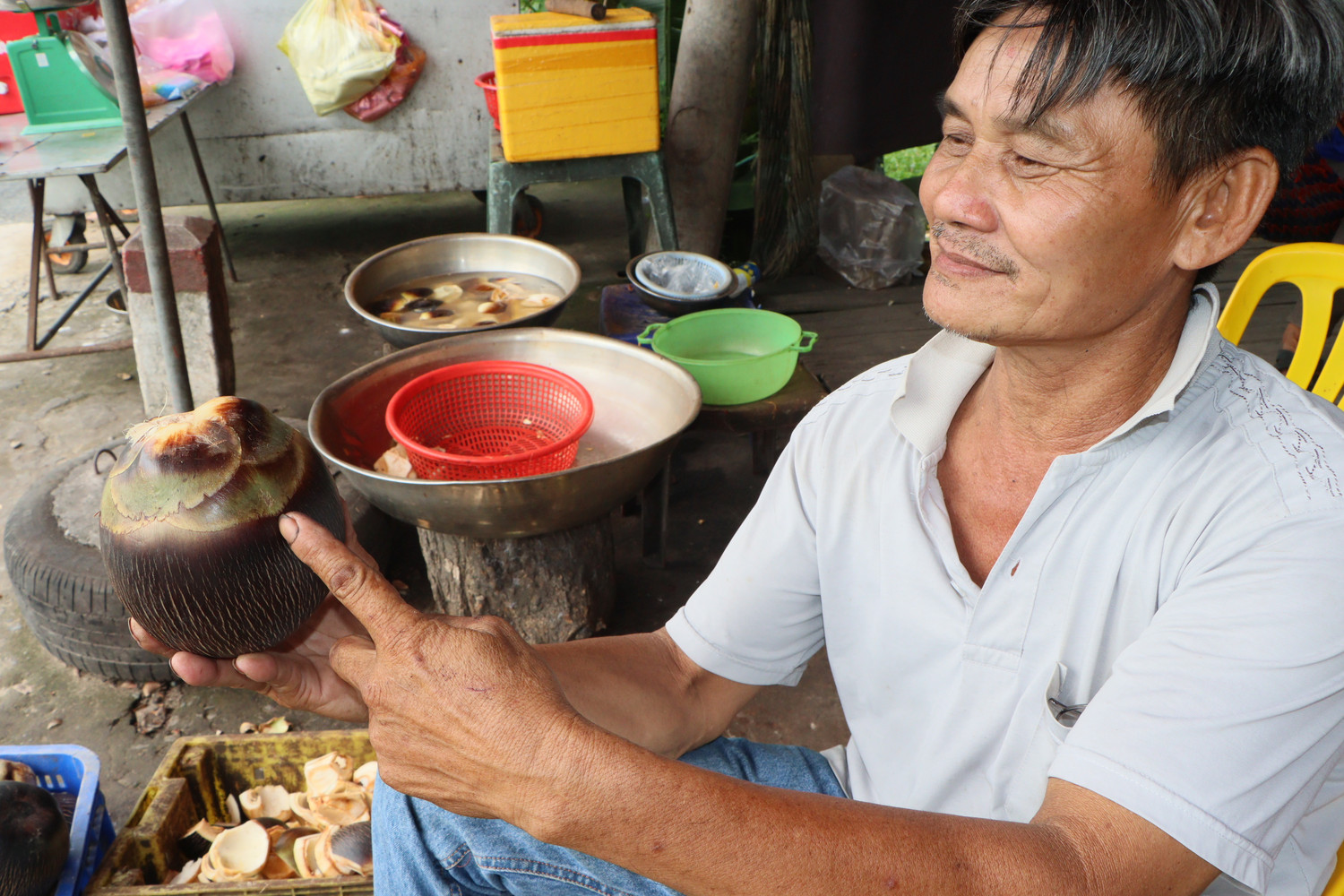 Thịt thốt nốt ăn rất ngon và dùng để nấu chè, làm mứt, bánh bò