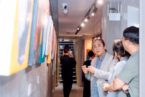 Họa sĩ Hàn Quốc Son Yun Seok giới thiệu tác phẩm tới công chúng.