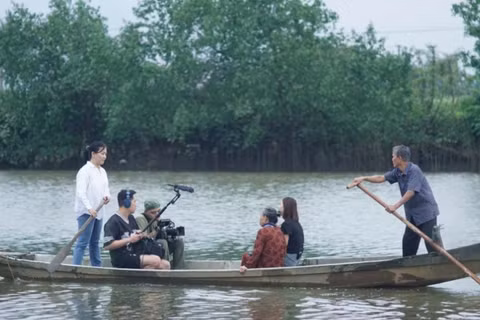 Hình ảnh trong quá trình thực hiện phim tài liệu "Chuyến tàu Hòa Bình".