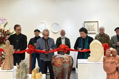 Các nghệ sĩ cắt băng khai mạc triển lãm.