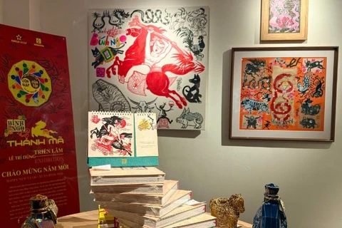 Bộ tác phẩm của họa sĩ Lê Trí Dũng được trưng bày trang trọng và rực rỡ.