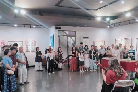 Không gian khai mạc triển lãm thu hút sự quan tâm của giới nghệ sĩ và công chúng.