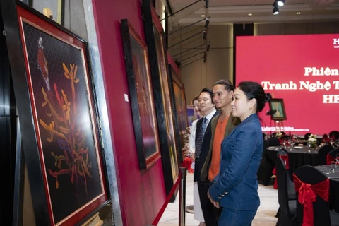 Thưởng thức tác phẩm tại không gian của phiên đấu giá nghệ thuật Helios.