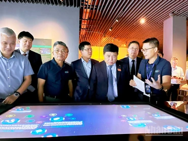 Phó Thủ tướng Nguyễn Chí Dũng tham quan Bảo tàng Vũ trụ Việt Nam. Ảnh: NGỌC HIẾU.