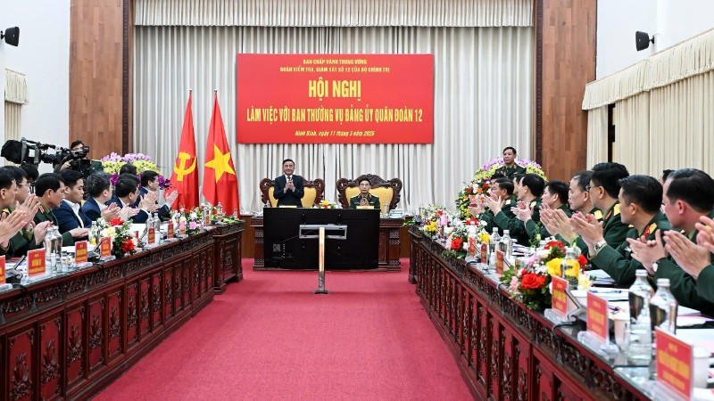 Thường trực Ban Bí thư Trần Cẩm Tú chủ trì làm việc với Ban Thường vụ Đảng ủy Quân đoàn 12.