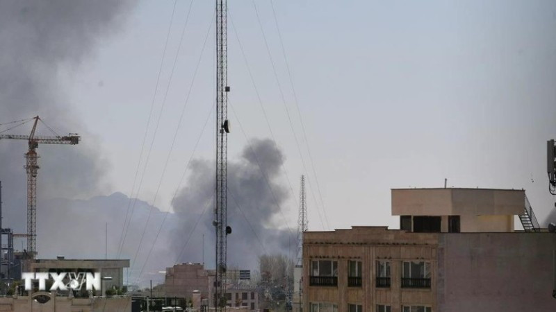 Khói bốc lên sau các cuộc không kích của Mỹ và Israel xuống thủ đô Tehran, Iran ngày 1/3/2026. (Ảnh: THX/TTXVN)