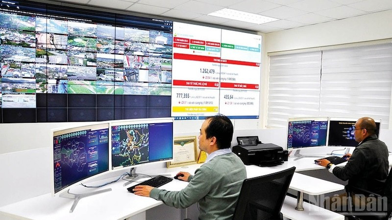 Xử lý thông tin tại Trung tâm điều hành thông minh IOC Lâm Đồng.