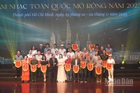 Tặng cờ lưu niệm cho các đơn vị tham gia liên hoan. (Ảnh: LINH BẢO)