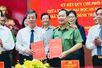 Hai đơn vị thực hiện ký kết Quy chế phối hợp tuyên truyền. (Ảnh Ban tổ chức cung cấp)