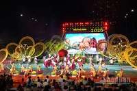 Tiết mục mở đầu chương trình khai mạc chợ hoa xuân "Trên bến dưới thuyền". (Ảnh: LINH BẢO)