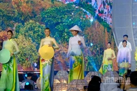 Các người mẫu trình diễn tại chương trình khai mạc Lễ hội Áo dài Thành phố Hồ Chí Minh lần thứ 12. (Ảnh: Thế Anh)